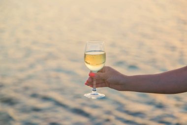 Denizden şarap iç. Seçici odaklama.