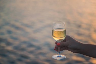 Denizden şarap iç. Seçici odaklama.