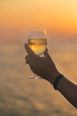 Denizden şarap iç. Seçici odaklama.