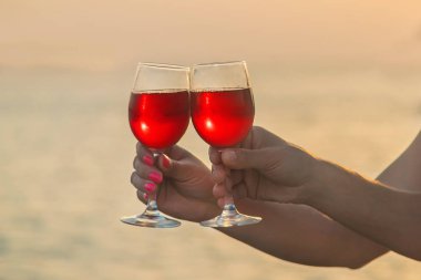 Denizden şarap iç. Seçici odaklama.