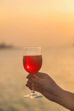 Denizden şarap iç. Seçici odaklama.