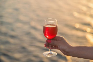 Denizden şarap iç. Seçici odaklama.