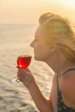 Denizden şarap iç. Seçici odaklama.