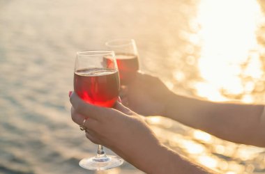 Denizden şarap iç. Seçici odaklama.