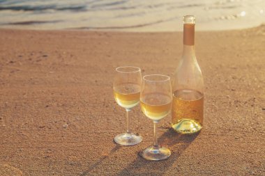 Denizden şarap iç. Seçici odaklama.