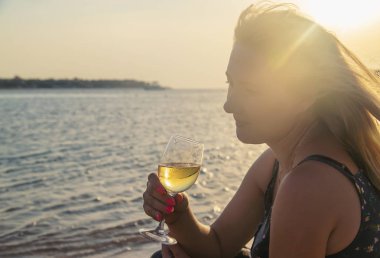 Denizden şarap iç. Seçici odaklama.