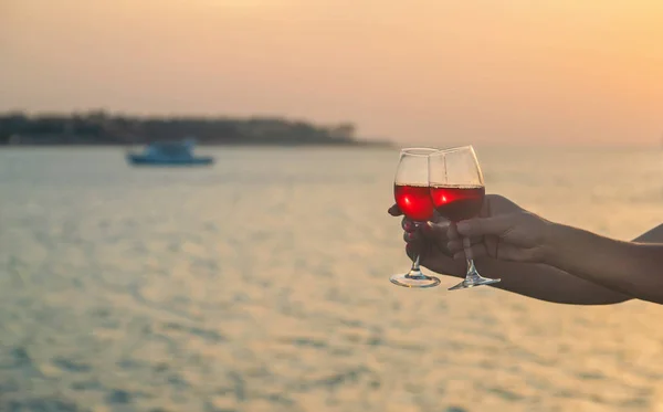 海の上でワインを飲む。選択フォーカス. — ストック写真