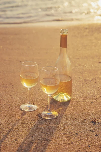 海の上でワインを飲む。選択フォーカス. — ストック写真