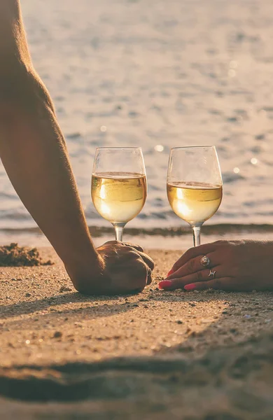 海の上でワインを飲む。選択フォーカス. — ストック写真