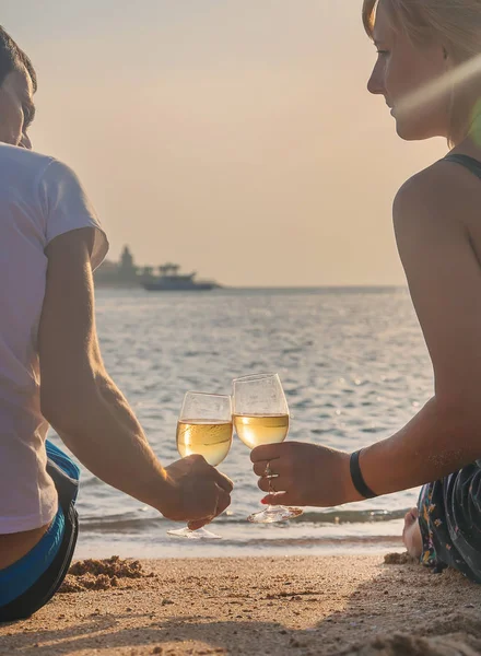 Denizden şarap iç. Seçici odaklama.