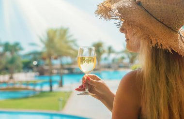 Denizden şarap iç. Seçici odaklama.