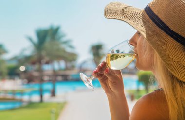 Denizden şarap iç. Seçici odaklama.