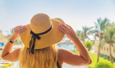 kız havuz ve denize bakar. Seçici odaklama.