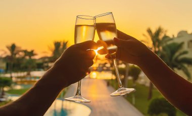 Denizden şarap iç. Seçici odaklama.