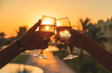 Denizden şarap iç. Seçici odaklama.