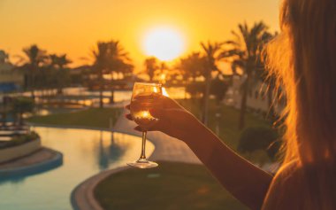 Denizden şarap iç. Seçici odaklama.