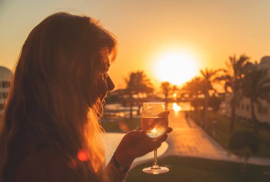 Denizden şarap iç. Seçici odaklama.