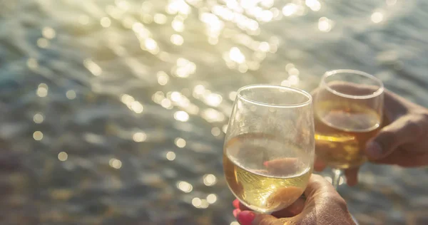 Denizden şarap iç. Seçici odaklama. — Stok fotoğraf