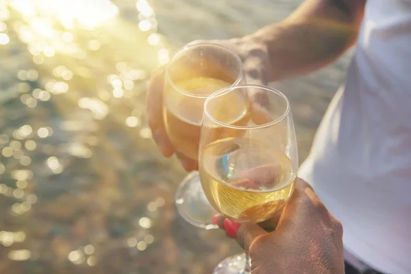 海の上でワインを飲む。選択フォーカス. — ストック写真