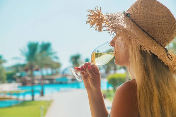 Denizden şarap iç. Seçici odaklama.