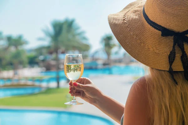 Denizden şarap iç. Seçici odaklama.