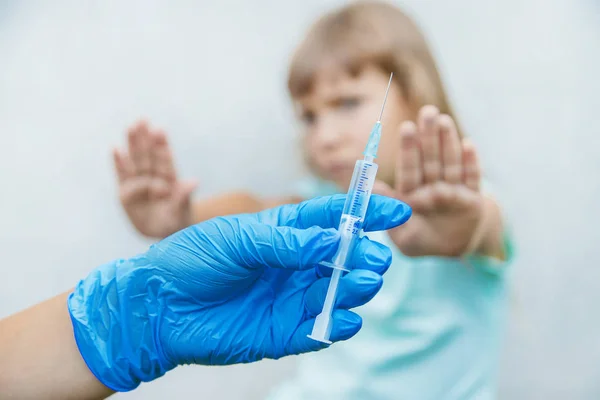 Az orvos ad a gyermeknek injekciót a karját. Szelektív fókusz. — Stock Fotó
