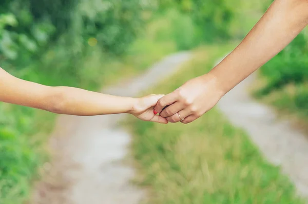 Niño va de la mano con su madre. Enfoque selectivo . — Foto de Stock