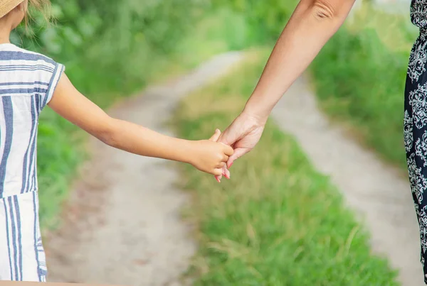 çocuk annesiyle el ele gider. Seçici odaklama.