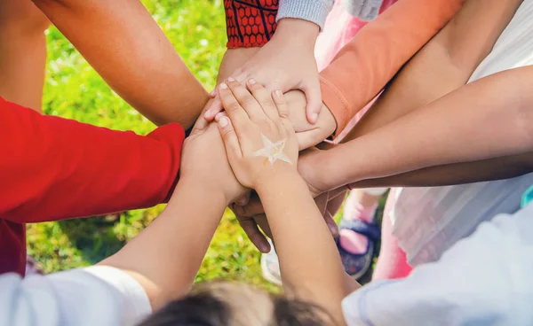 Niños doblaron sus manos juntos, jugar en la calle. Enfoque selectivo . — Foto de Stock