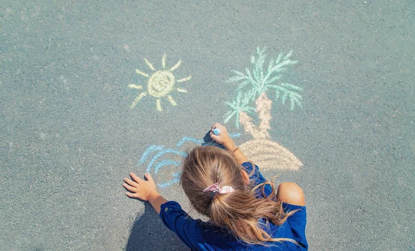 아이들은 길가에서 분필로 그림을 그립니다. 선택적 초점. — 스톡 사진