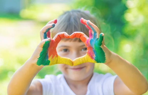 Niño con las manos y las piernas pintadas. Enfoque selectivo . —  Fotos de Stock