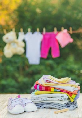 bebek kıyafetleri yıkamak. Keten temiz havada kurur. Seçici odaklama.