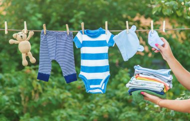 bebek kıyafetleri yıkamak. Keten temiz havada kurur. Seçici odaklama.
