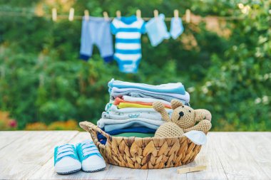 bebek kıyafetleri yıkamak. Keten temiz havada kurur. Seçici odaklama.