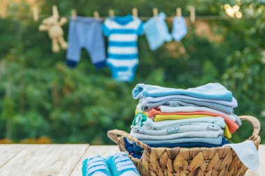 bebek kıyafetleri yıkamak. Keten temiz havada kurur. Seçici odaklama.