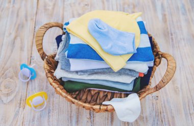 bebek kıyafetleri yıkamak. Keten temiz havada kurur. Seçici odaklama.