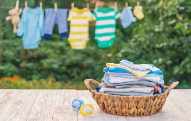 bebek kıyafetleri yıkamak. Keten temiz havada kurur. Seçici odaklama.