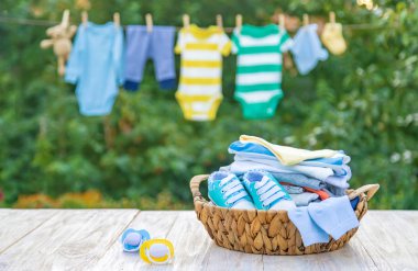bebek kıyafetleri yıkamak. Keten temiz havada kurur. Seçici odaklama.