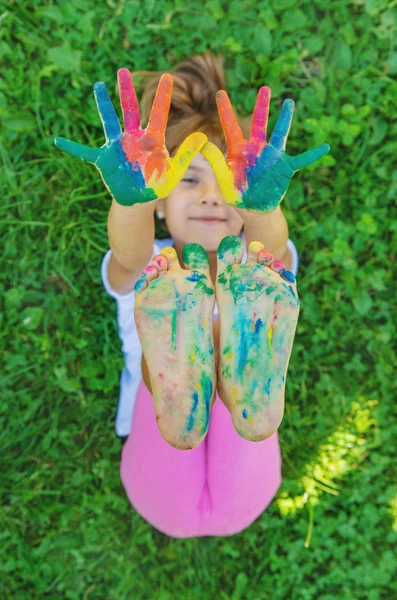 Niño con las manos y las piernas pintadas. Enfoque selectivo . —  Fotos de Stock