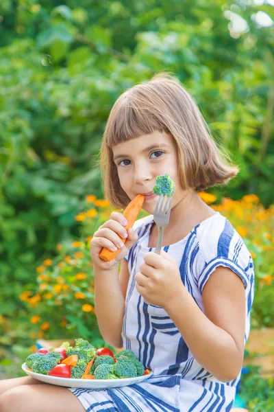 Kind isst Gemüse Brokkoli und Karotten. Selektiver Fokus. — Stockfoto