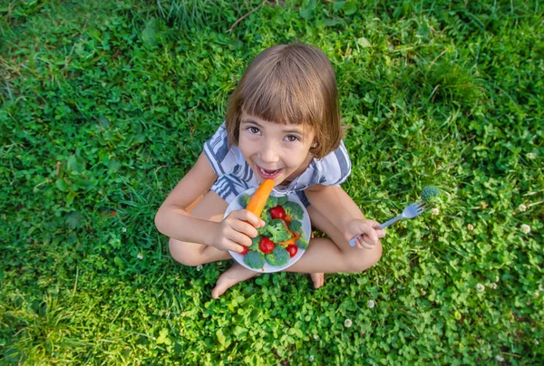 Bambino mangia broccoli di verdure e carote. Focus selettivo . — Foto Stock