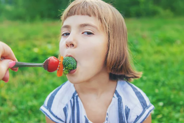 Gyermek eszik zöldséget brokkoli és sárgarépa. Szelektív fókusz. — Stock Fotó