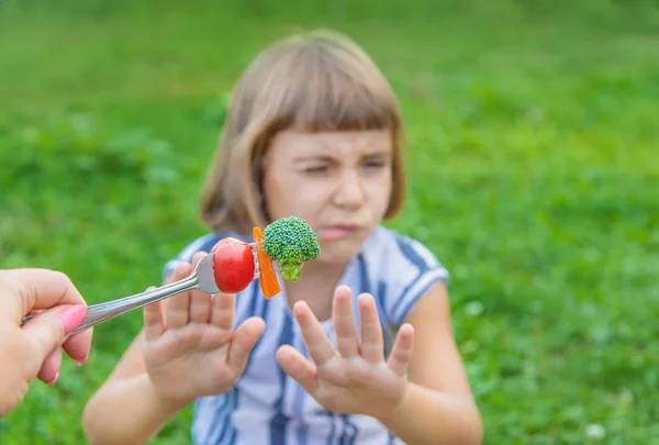 Kind isst Gemüse Brokkoli und Karotten. Selektiver Fokus. — Stockfoto