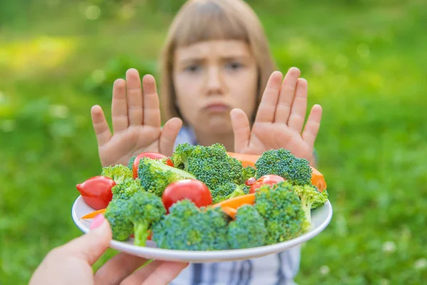 Gyermek eszik zöldséget brokkoli és sárgarépa. Szelektív fókusz. — Stock Fotó