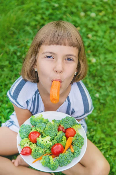 Kind isst Gemüse Brokkoli und Karotten. Selektiver Fokus. — Stockfoto