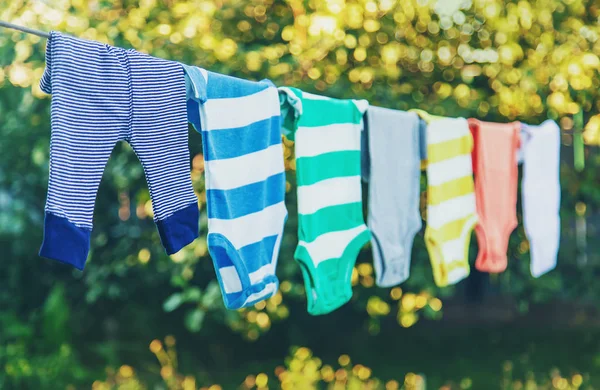 bebek kıyafetleri yıkamak. Keten temiz havada kurur. Seçici odaklama.