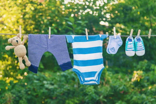 Tvätta babykläder. Linne torkar i friska luften. Selektivt fokus. — Stockfoto
