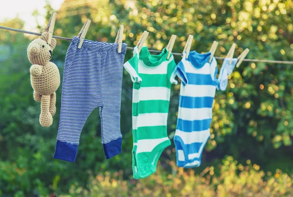 Bebek kıyafetleri yıkamak. Keten temiz havada kurur. Seçici odaklama. — Stok fotoğraf