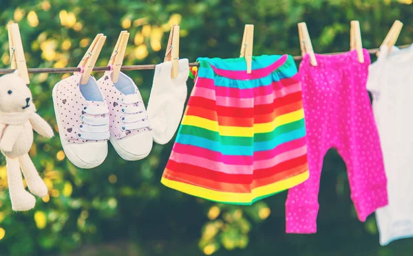 Lavar la ropa del bebé. El lino se seca al aire libre. Enfoque selectivo . —  Fotos de Stock