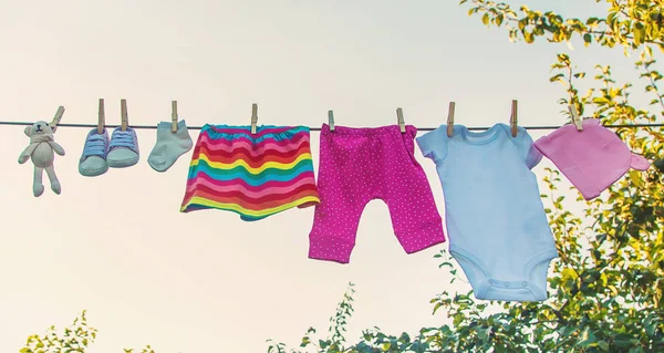 Lavar la ropa del bebé. El lino se seca al aire libre. Enfoque selectivo . —  Fotos de Stock
